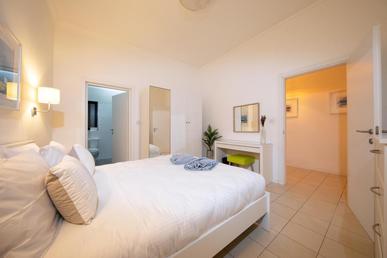 Cozy 3bedrooms Steps From Seafront Asco1-1 Apartment *