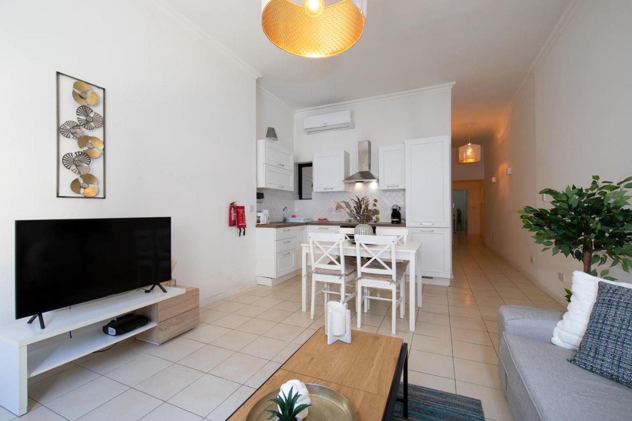Cozy 3bedrooms Steps From Seafront Asco1-1 Apartment *